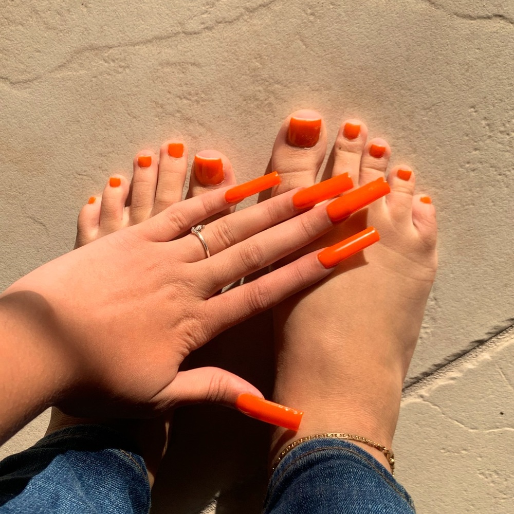 SOLID COLOR PRESS ON NAILS (Toes Not Included)